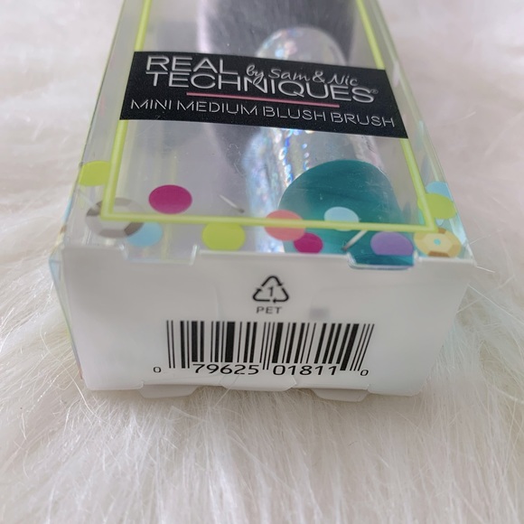 Real Techniques Mini Blush Brush - Picture 2 of 3